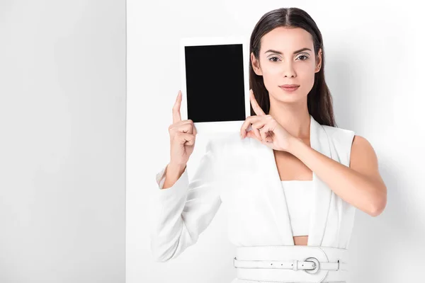 Adulto Atractiva Mujer Sosteniendo Tableta Digital Con Pantalla Blanco —  Fotos de Stock