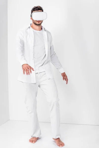 Adult Man Total White Wearing Virtual Reality Headset — Free Stock Photo