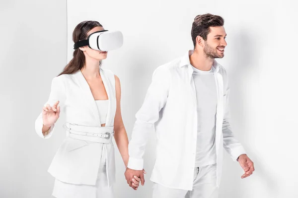 Hombre Adulto Caminando Con Mujer Auriculares Realidad Virtual — Foto de Stock