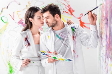 Toplam beyaz boya ile duvar üzerinde çizim ihale çiftin yakın çekim