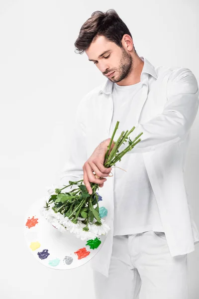 Adulto Hombre Total Blanco Celebración Paleta Con Pintura Flores — Foto de stock gratis