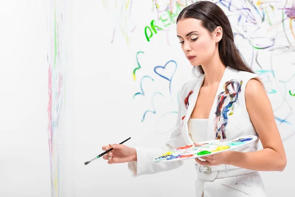 Primo Piano Bella Donna Posa Total White Con Attrezzatura Disegno — Foto stock gratuita