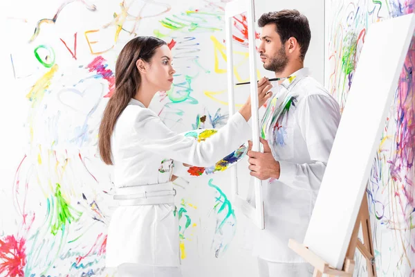 yetişkin adam beyaz çerçeve resim işgal kadın süre tutan