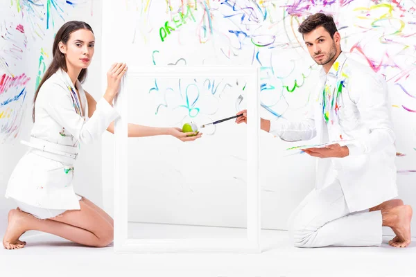 yalınayak çift resim elma çerçevesinde boya fırçası ile