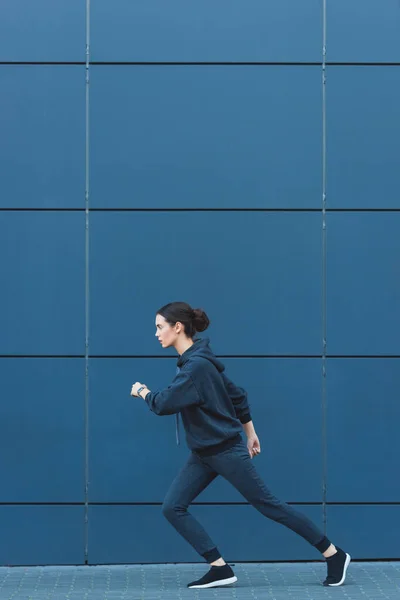 Active Adult Sportswoman Jogging Sportswear Building — Stock Photo, Image