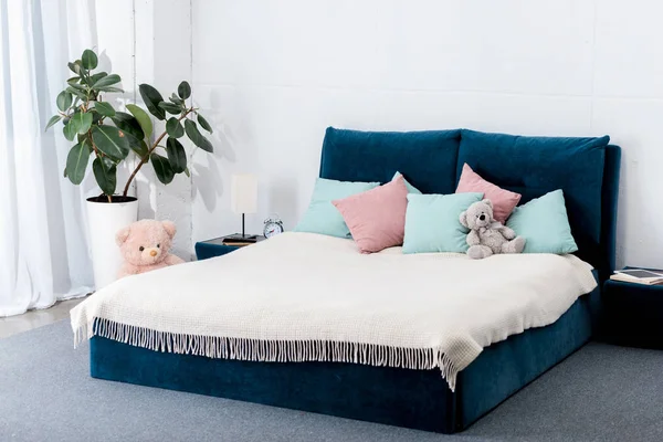 带蓝色床和玩具的卧室的内部景观 — 图库照片