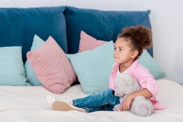 Entzückende Afrikanisch Amerikanische Kind Sitzt Auf Dem Bett Mit Ihrem — Stockfoto
