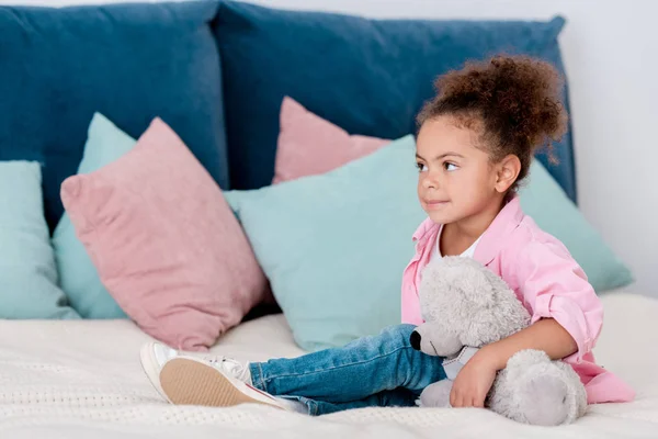 Cute African American Child Seatting Bed Her Toy Bear — Stock Photo, Image