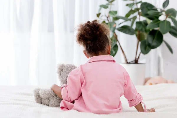Back View Curly African American Child Seatting Bed Her Toy — Free Stock Photo