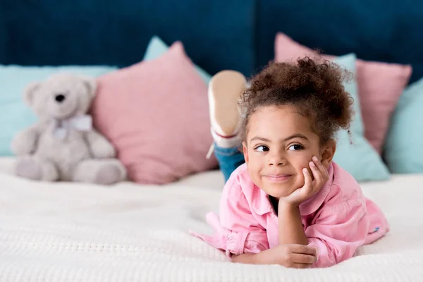 Marzycielski African American Dziecko Leżąc Łóżku — Zdjęcie stockowe