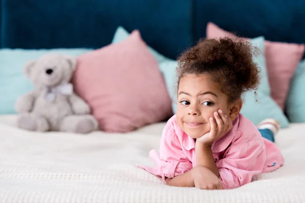 Divertente Ragazzo Afroamericano Sdraiato Sul Letto — Foto Stock