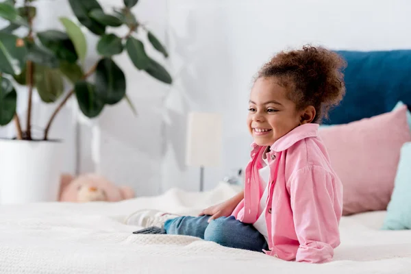 Smiling Adorable African American Child Sitting Bed — Free Stock Photo