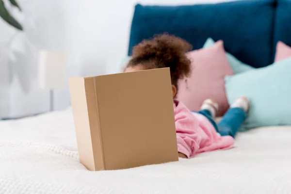 Kręcone African American Dziecko Leżąc Łóżku Czytanie Książki — Zdjęcie stockowe