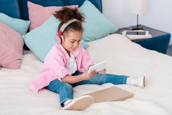 Adorablel African American Kid Sitting Bed Smartphone — Free Stock Photo