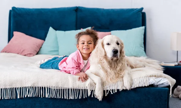 Smiling African American Child Lying Bed Her Golden Retriever — Stock Photo, Image