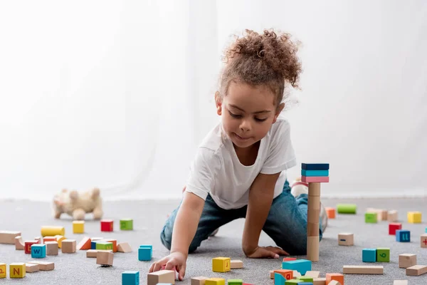 Чарівні Афро Американських Дитини Біла Маєчка Граючи Барвистим Іграшкових Кубів — стокове фото