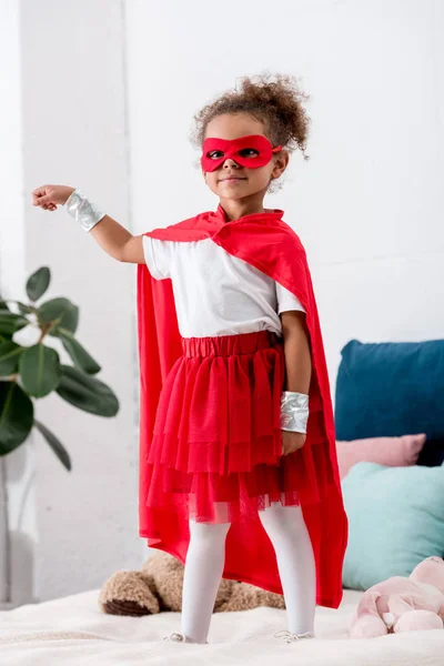 Lindo Niño Afroamericano Traje Superhéroe Rojo Haciendo Gestos Mientras Está — Foto de stock gratis