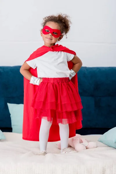 Söt Liten Afroamerikanska Unge Röda Superhjälte Kostym Med Händerna Höfterna — Stockfoto