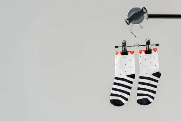 Paar Schwarze Und Weiße Baumwollsocken Isoliert Auf Grau — kostenloses Stockfoto