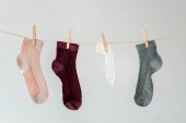 bunte glänzende Socken und weißes Kondom isoliert auf grau