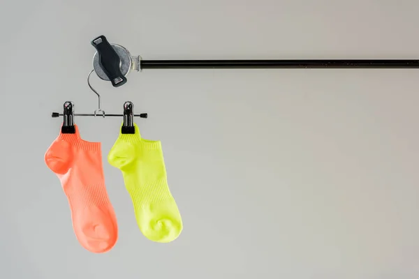 Ζευγάρι Πολύχρωμες Κάλτσες Κρεμάστρα Που Απομονώνονται Γκρι — Φωτογραφία Αρχείου