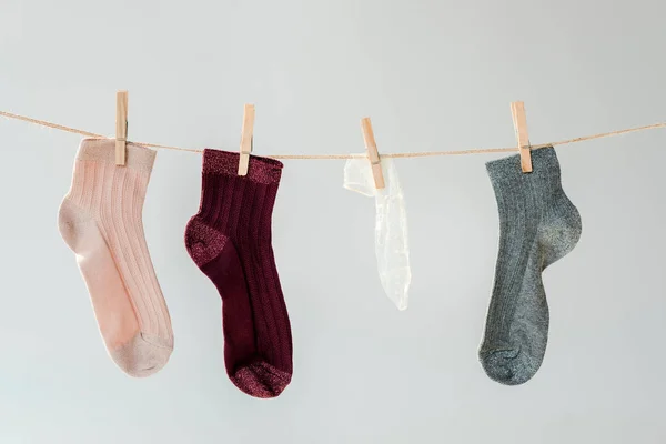 Bunte Glänzende Socken Und Weißes Kondom Isoliert Auf Grau — Stockfoto