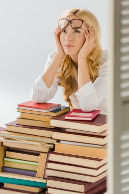 yığın gri izole kitap yakınındaki rüya gözlük güzel kadın