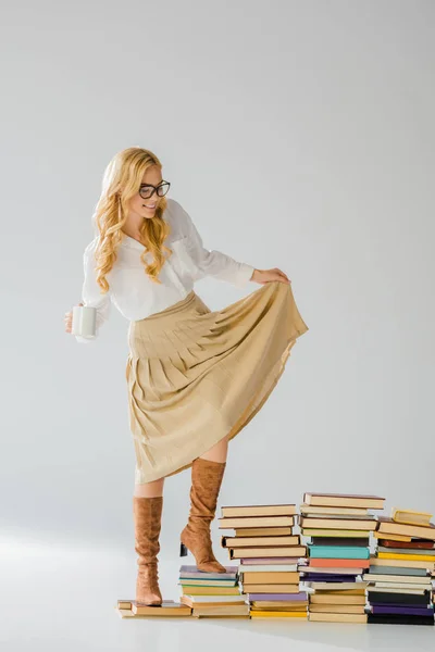 Volwassen Elegante Vrouw Staande Boeken Met Witte Kop — Stockfoto