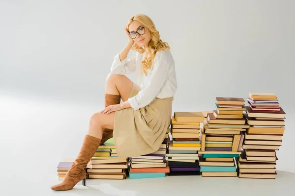 Schöne Blonde Frau Mit Brille Sitzt Auf Einem Stapel Retro — Stockfoto