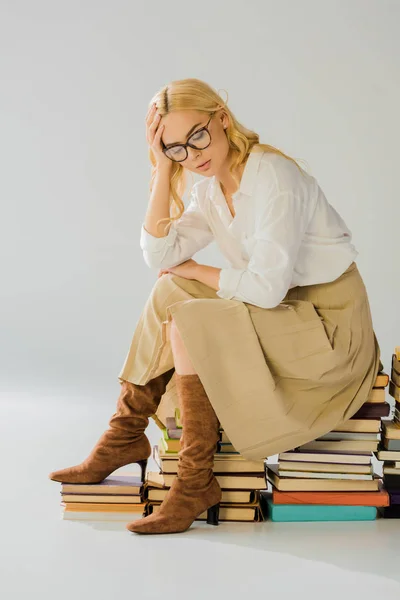 Mujer Rubia Cansada Gafas Sentadas Montón Libros Retro — Foto de stock gratuita