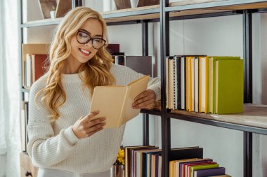 kitap okuma gözlük gülümseyen yetişkin kadın, yakın çekim 
