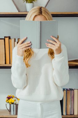 yüz kitap arkasında saklanıyor kadının yakın çekim