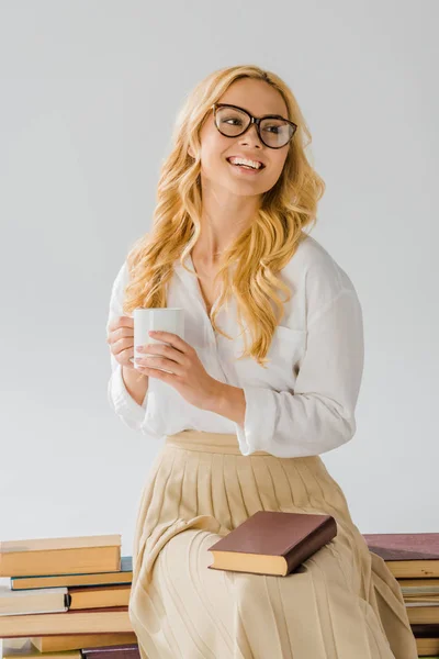Krásná Pro Dospělé Žena Sedící Retro Knih Bílým Cup Izolované — Stock fotografie