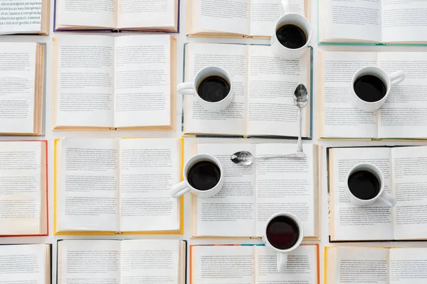 Vista Superior Relógio Feito Copos Brancos Com Café Colheres Livros — Fotografia de Stock