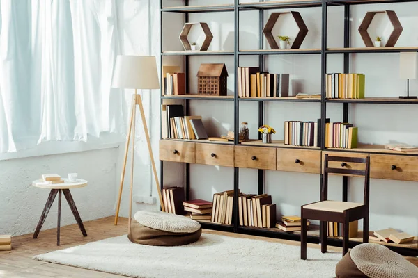 Interior Sala Estar Com Móveis Madeira Livros — Fotografia de Stock