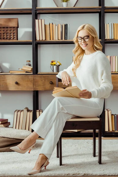 Mulher Bonita Óculos Sentado Livro Leitura Sala Estar — Fotos gratuitas