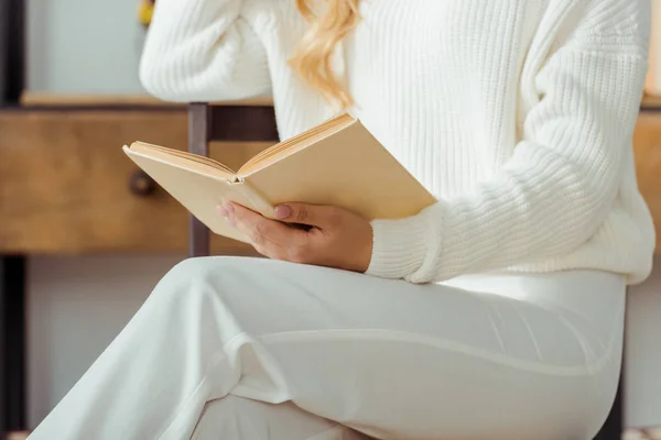 Close Elegant Woman Holding Reading Book — Stock Photo, Image