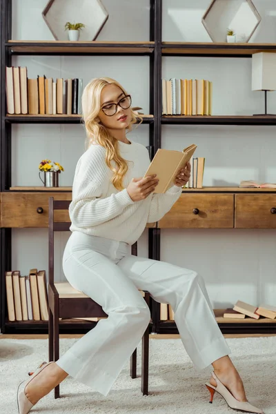 Mooie Vrouw Glazen Zitten Bibliotheek Het Lezen Boek — Stockfoto