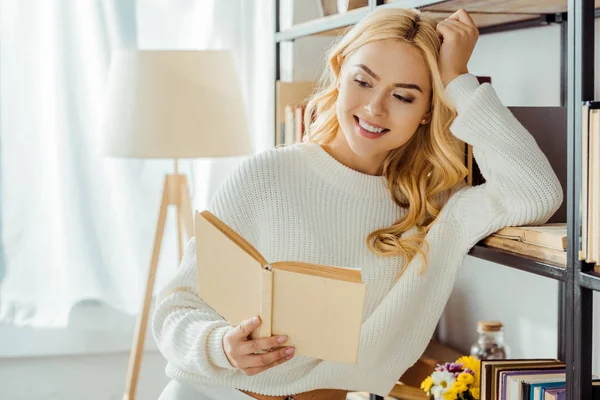 Närbild Vackra Leende Kvinna Läser Bok Nära Rack — Stockfoto