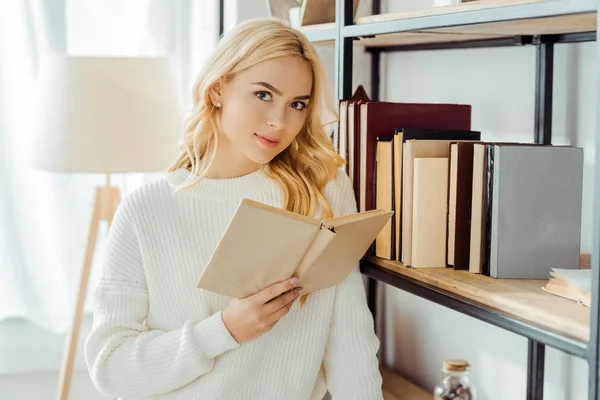 Primer Plano Hermosa Mujer Leyendo Libro Cerca Rack — Foto de Stock