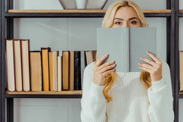 Close Van Blonde Vrouw Gezicht Achter Boek Verbergen — Stockfoto