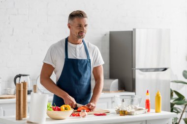 Mutfak ayakta ve salata çatalı yetişkin adam