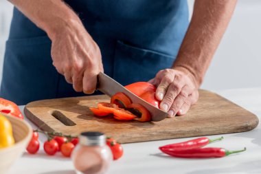 kırmızı biber salatası için kesme adamın kısmi görünümü
