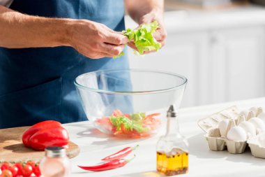 kısmi marul salatası yapma elinde olan adam görünümünü