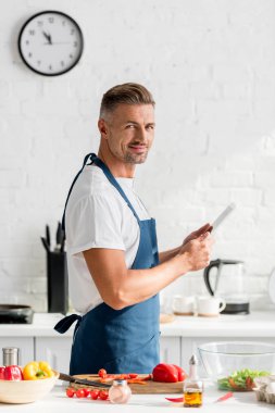 önlük mutfak at dijital tablet ile yakışıklı adam