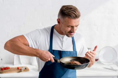 Biftek pişmiş yakışıklı adam kokulu önlük