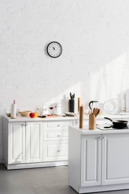 Yemek malzemeleri ve cihazlar ile minimalist iç mutfak 