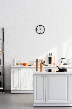 Yemek malzemeleri ve cihazlar ile minimalist iç mutfak 