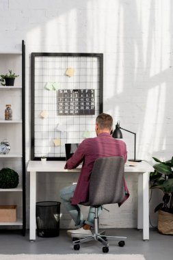 arkadan görünüşü office işyerinde evde oturan adam