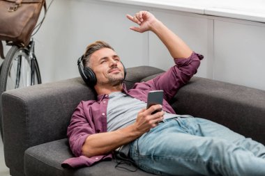 müzik dinleme ve kanepede döşenmesi sırasında şarkı mutlu adam
